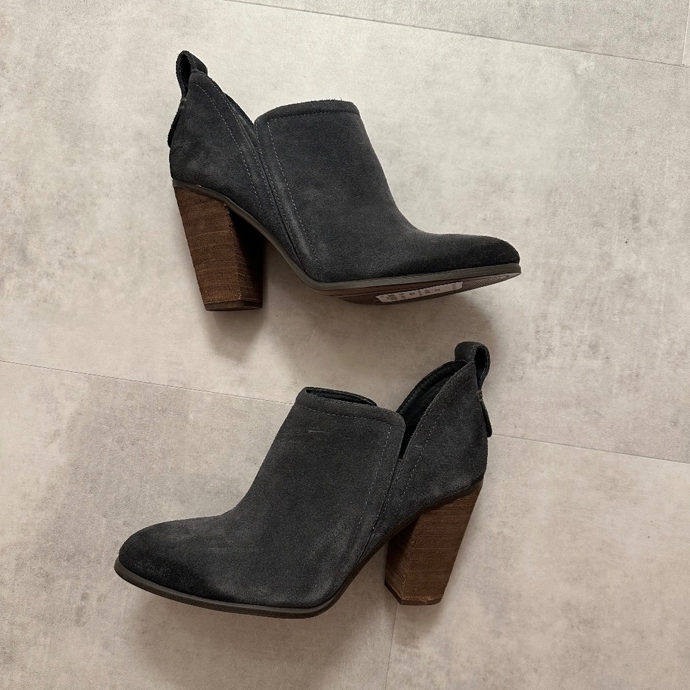 Women's Vince Camuto Gray suede leather ankle boots block heel SZ 9 1/2 NWT